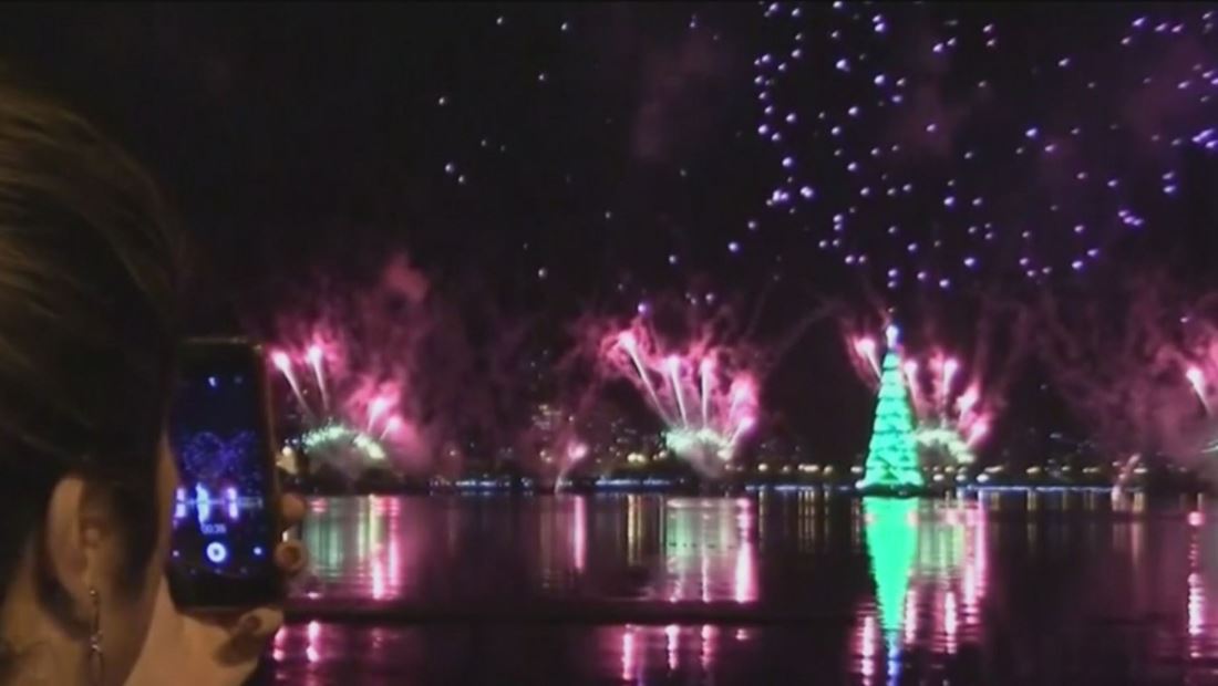 Celebran con fuegos artificiales encendido del árbol navideño más famoso de Brasil Celebran con fuegos artificiales encendido del árbol navideño más famoso de Brasil