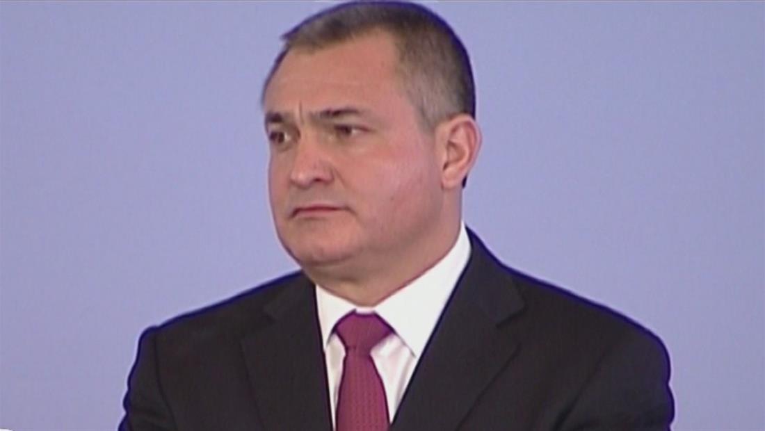 Arrestan a exsecretario de seguridad mexicano por vínculos con El Chapo Arrestan a exsecretario de seguridad mexicano por vínculos con El Chapo