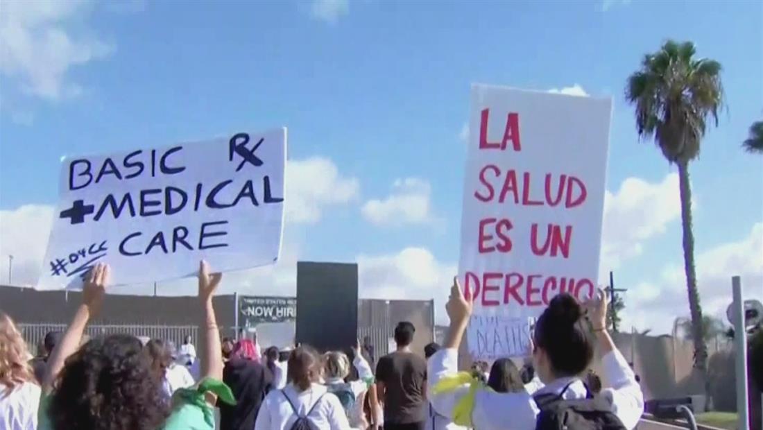 Médicos se manifiestan frente a centro de detención de inmigrantes Médicos se manifiestan frente a centro de detención de inmigrantes