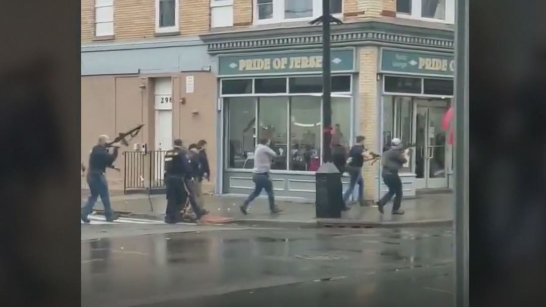 Al menos seis personas mueren en un tiroteo entre policía y pistoleros en Nueva Jersey Al menos seis personas mueren en un tiroteo entre policía y pistoleros en Nueva Jersey