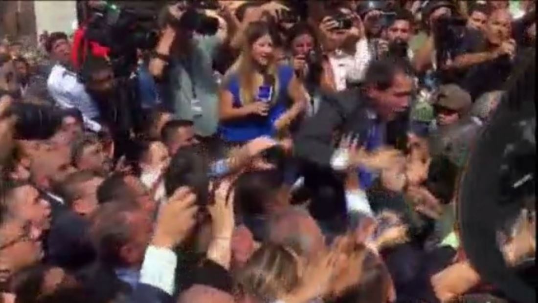La guardia nacional atacó a diputados venezolanos que intentaban entrar en la Asamblea La guardia nacional atacó a diputados venezolanos que intentaban entrar en la Asamblea