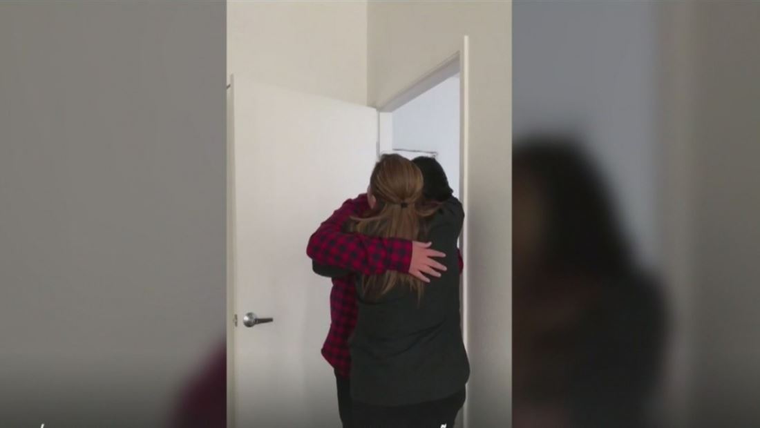 El llanto de un joven al saber que vivirá en un apartamento tras siete años en un garaje El llanto de un joven al saber que vivirá en un apartamento tras siete años en un garaje