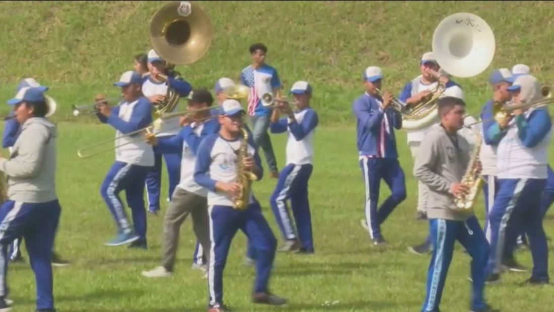 El Salvador retira apoyo a banda de su país que participó en el Desfile de las Rosas El Salvador retira apoyo a banda de su país que participó en el Desfile de las Rosas