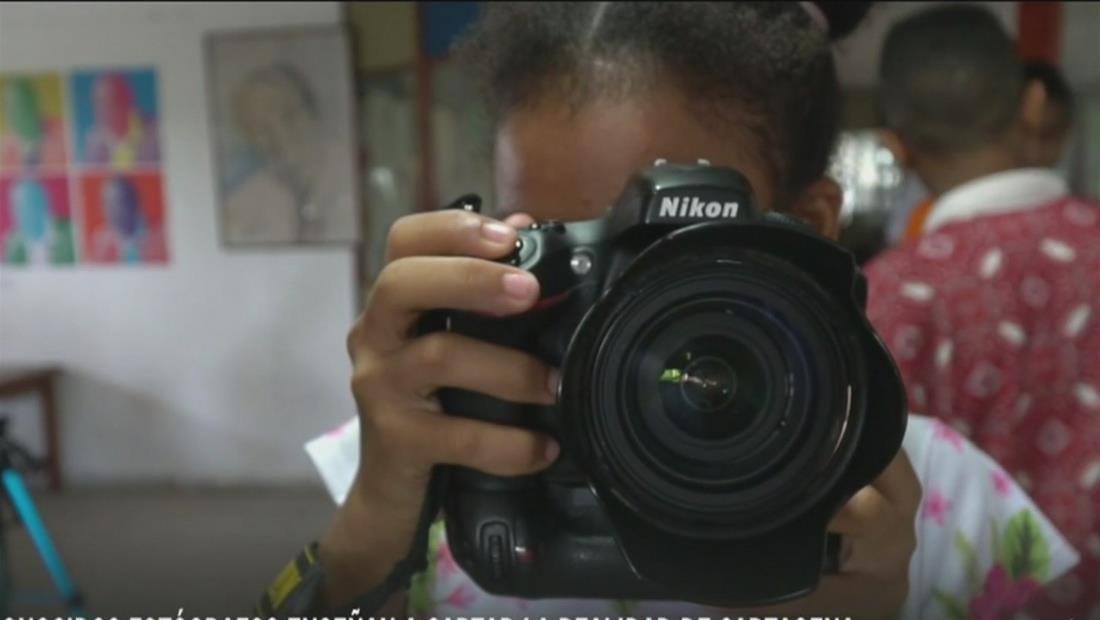 Fotógrafos enseñan a niños de bajos recursos a retratar su realidad en Cartagena Fotógrafos enseñan a niños de bajos recursos a retratar su realidad en Cartagena