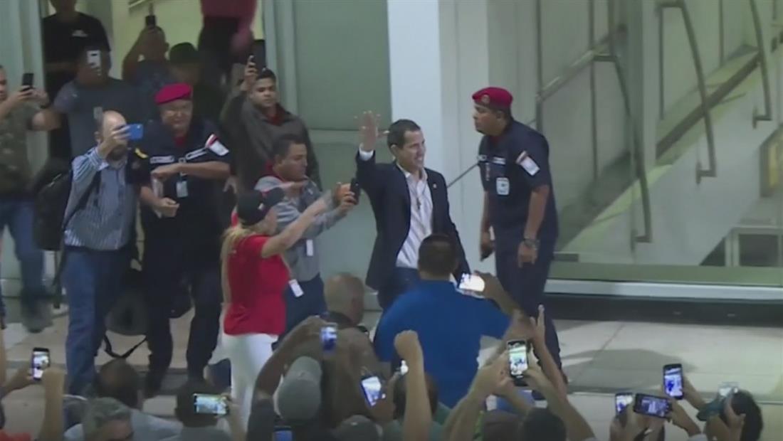 Juan Guaidó es recibido en Venezuela entre golpes y empujones Juan Guaidó es recibido en Venezuela entre golpes y empujones