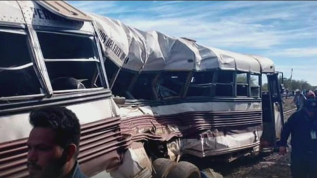 Tren de carga impacta a un autobús en Sonora dejando cinco muertos y más de 20 heridos Tren de carga impacta a un autobús en Sonora dejando cinco muertos y más de 20 heridos