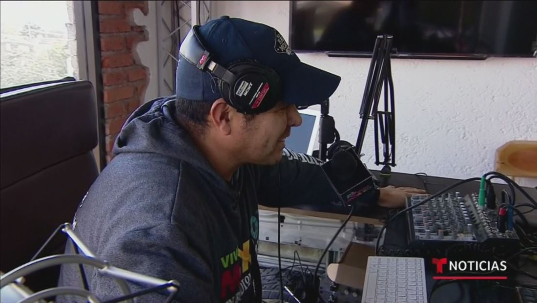 Mexicano deportado funda estación de radio y se convierte en un éxito entre los inmigrantes Mexicano deportado funda estación de radio y se convierte en un éxito entre los inmigrantes