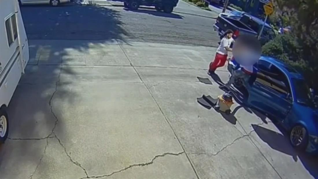 Asaltantes encañonan a un hombre mientras lavaba auto frente a su casa en California Asaltantes encañonan a un hombre mientras lavaba auto frente a su casa en California