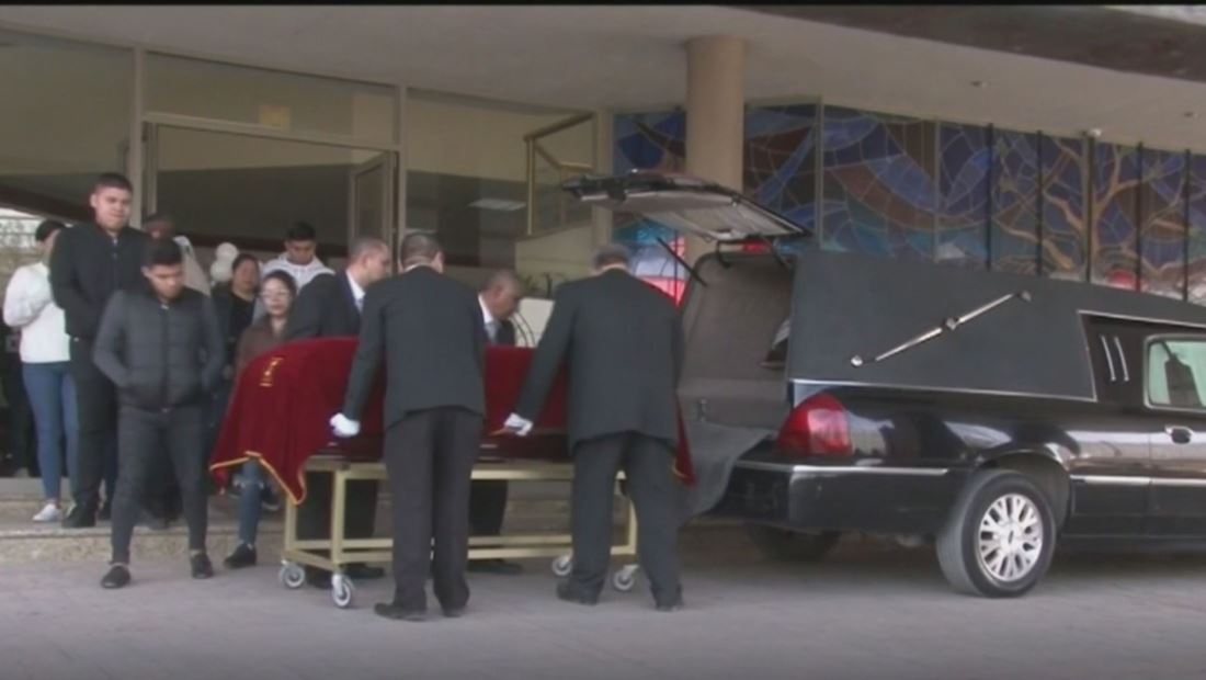 Entre lágrimas y aplausos, despidieron a maestra y alumno víctimas de tiroteo en Torreón, México Entre lágrimas y aplausos, despidieron a maestra y alumno víctimas de tiroteo en Torreón, México
