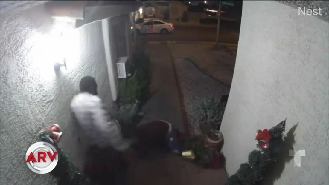 Captada en cámara una mujer huyendo desesperada Captada en cámara una mujer huyendo desesperada