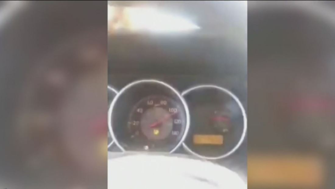 Chofer jugaba a ser piloto de carreras y pierde el control en una curva Chofer jugaba a ser piloto de carreras y pierde el control en una curva