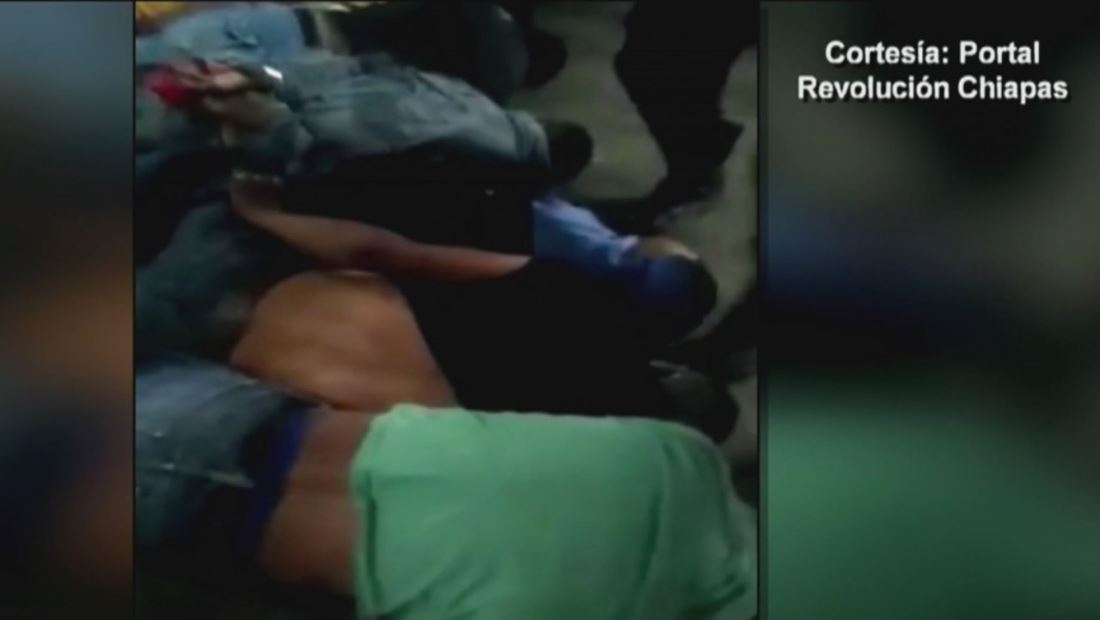 Policías amarran a indígenas de manos y pies para atacarlos con palos en México Policías amarran a indígenas de manos y pies para atacarlos con palos en México