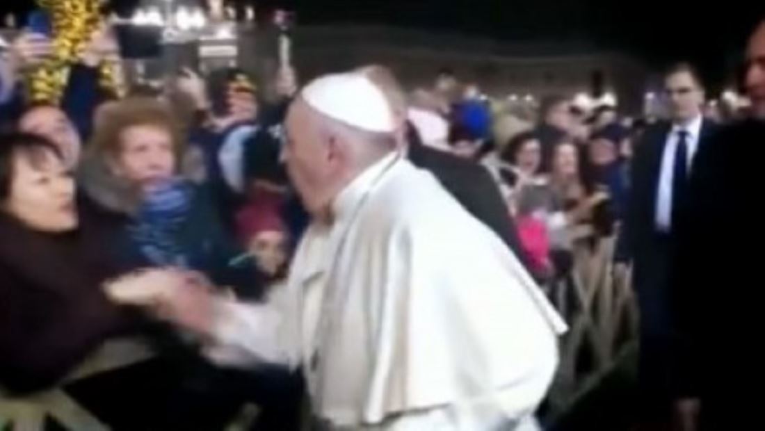 Critican duramente a Papa Francisco por golpear la mano a una feligresa Critican duramente a Papa Francisco por golpear la mano a una feligresa