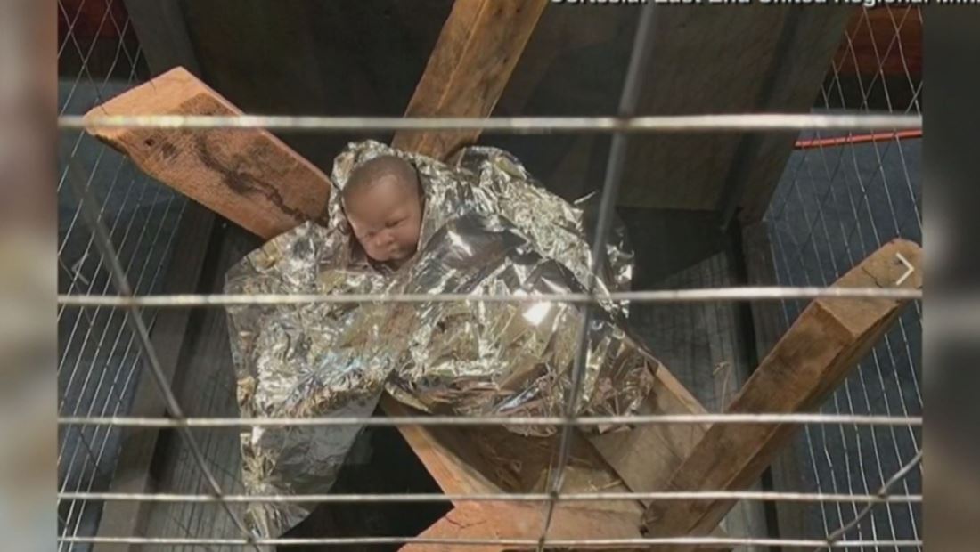 Una iglesia de Toronto hace alarde a la crisis migratoria en EE. UU. enjaulando al Niño Jesús Una iglesia de Toronto hace alarde a la crisis migratoria en EE. UU. enjaulando al Niño Jesús