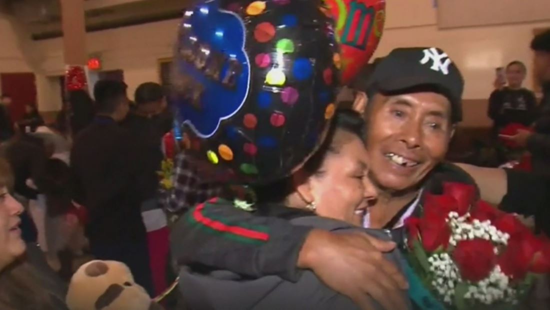 Familias mexicanas vuelven a estar juntos en Navidad tras más de 20 años separados Familias mexicanas vuelven a estar juntos en Navidad tras más de 20 años separados