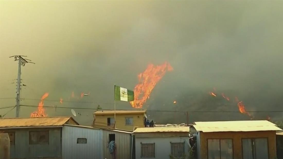 Incendio forestal devora más de 100 viviendas en Chile Incendio forestal devora más de 100 viviendas en Chile