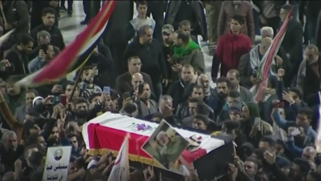 Miles de personas claman venganza en Irán e Irak por el ataque de EE. UU. que mató al principal líder militar iraní Miles de personas claman venganza en Irán e Irak por el ataque de EE. UU. que mató al principal líder militar iraní