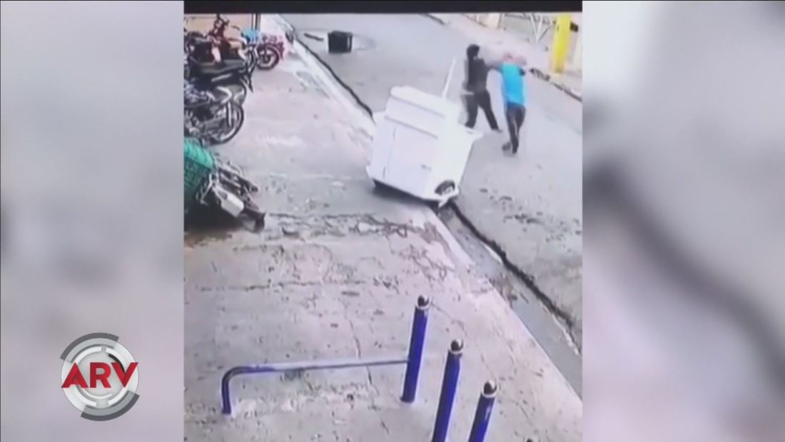 Hombre enfurecido mata a otro de un puñetazo en plena calle Hombre enfurecido mata a otro de un puñetazo en plena calle