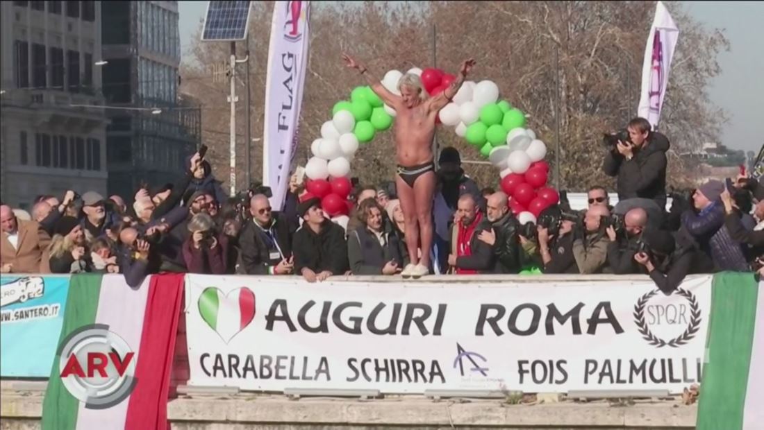 Italianos saltan a un helado Río Tíber para recibir el año nuevo Italianos saltan a un helado Río Tíber para recibir el año nuevo