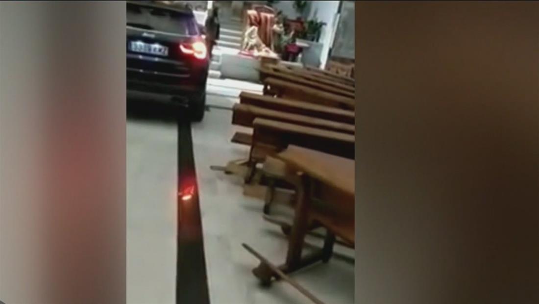 Hombre "endemoniado" empotra su auto contra el altar de una iglesia Hombre "endemoniado" empotra su auto contra el altar de una iglesia