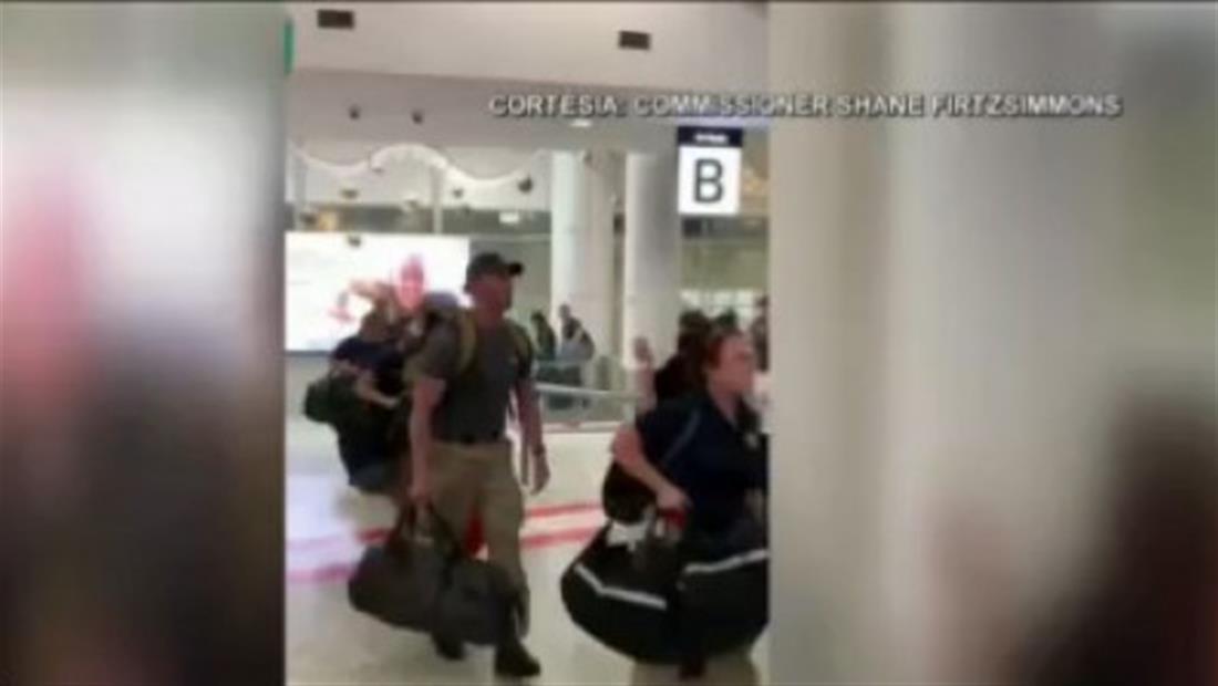 Australia recibe entre aplausos a bomberos estadounidenses Australia recibe entre aplausos a bomberos estadounidenses