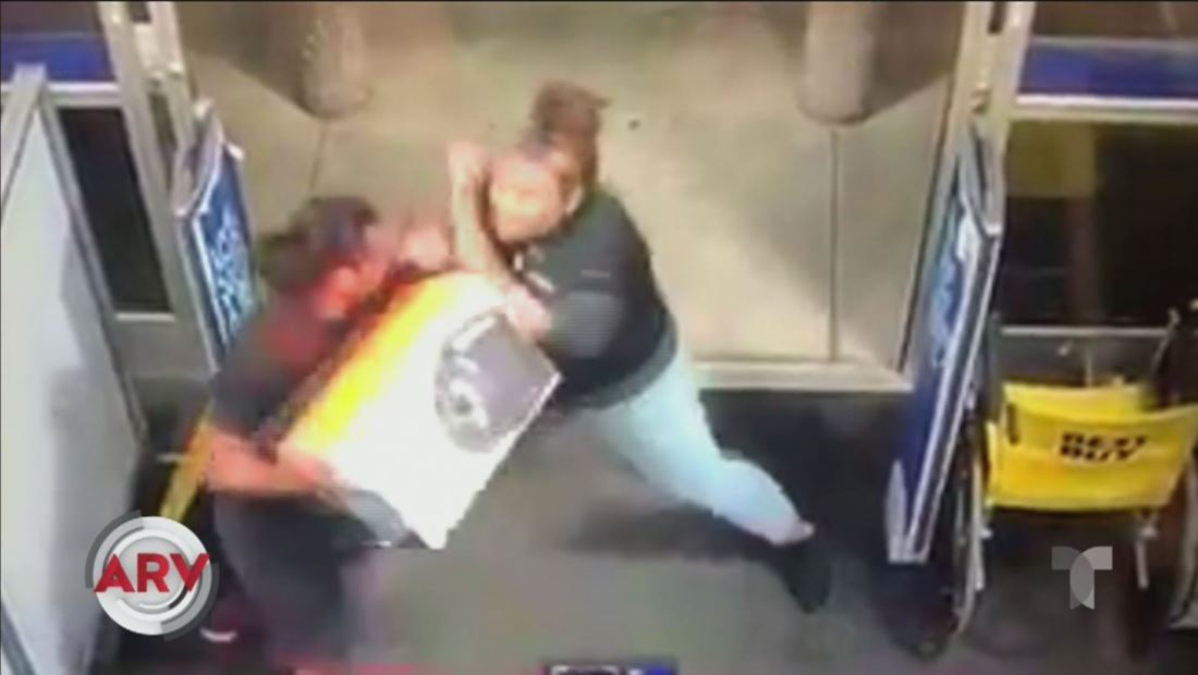 Una mujer derriba a un ladrón para luego caerle a puños Una mujer derriba a un ladrón para luego caerle a puños
