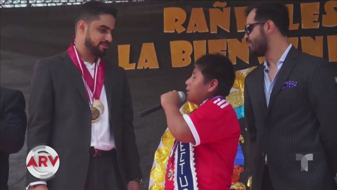 Niño conmueve al hacer sus tareas bajo la luz de un poste eléctrico Niño conmueve al hacer sus tareas bajo la luz de un poste eléctrico