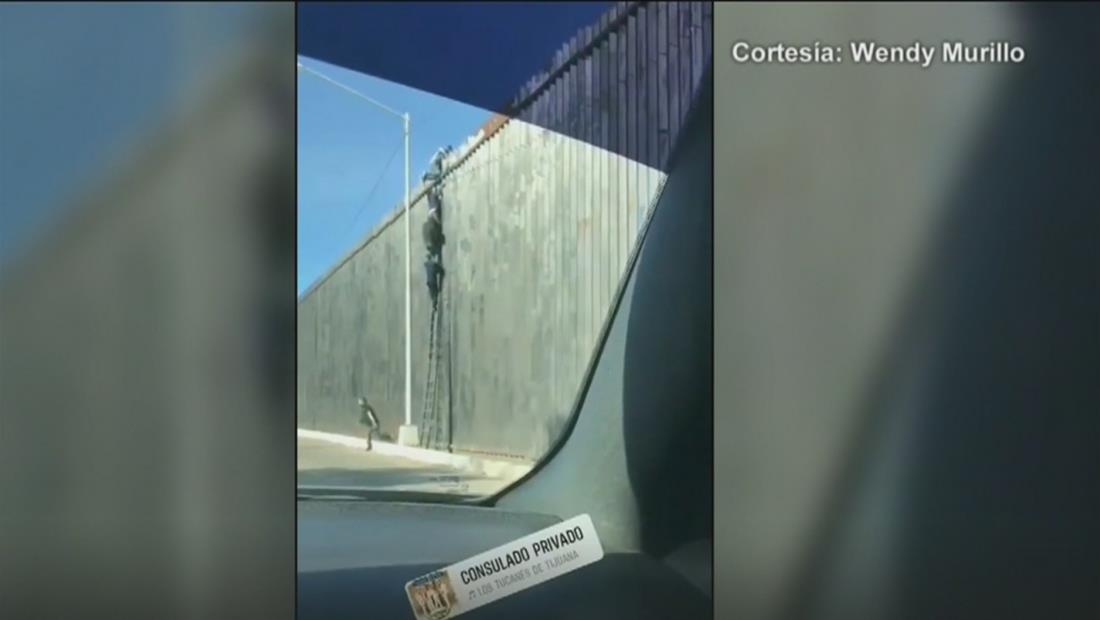 Captaron a varias personas cruzando por encima del muro la frontera entre México y Estados Unidos Captaron a varias personas cruzando por encima del muro la frontera entre México y Estados Unidos