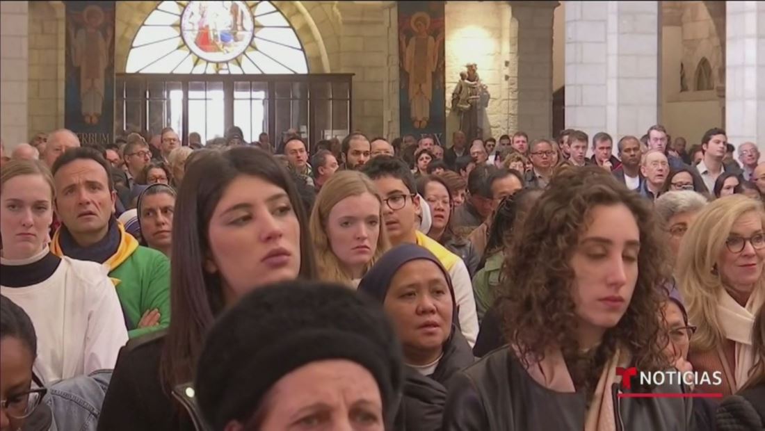 Cientos de Peregrinos asisten a la tradicional la misa de Navidad en Belén Cientos de Peregrinos asisten a la tradicional la misa de Navidad en Belén