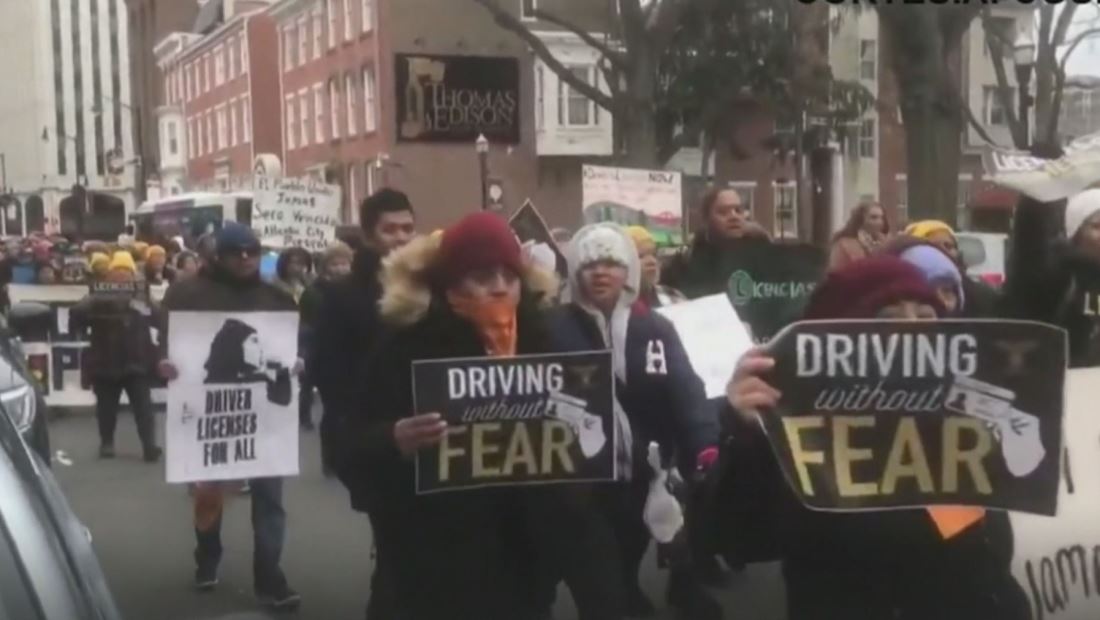 Entre miedo y largas filas: miles de indocumentados intentan obtener sus licencias de conducir en Nueva York Entre miedo y largas filas: miles de indocumentados intentan obtener sus licencias de conducir en Nueva York