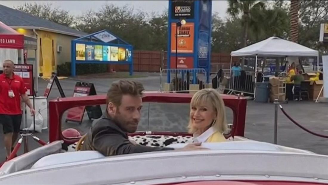 John Travolta y Olivia Newton-John recrean icónica escena de Grease John Travolta y Olivia Newton-John recrean icónica escena de Grease