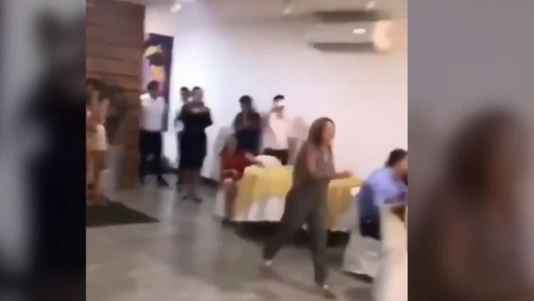 Mujer irrumpe boda de su exnovio entre gritos y rabia para que no se case Mujer irrumpe boda de su exnovio entre gritos y rabia para que no se case