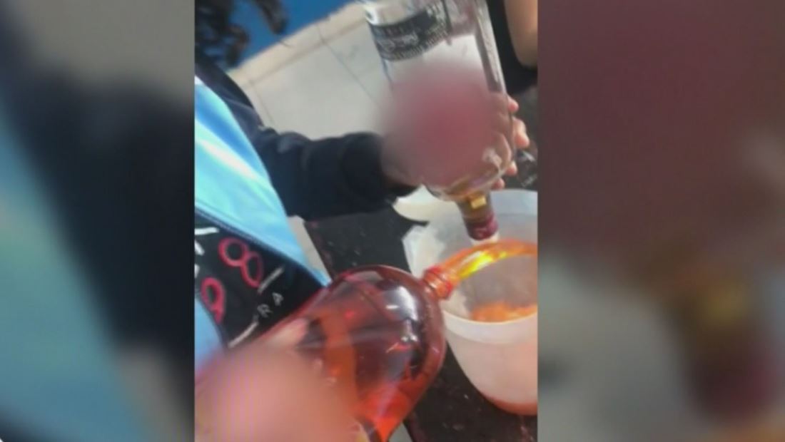 Captan a profesor bebiendo alcohol con alumnos y en pleno salón de clases Captan a profesor bebiendo alcohol con alumnos y en pleno salón de clases