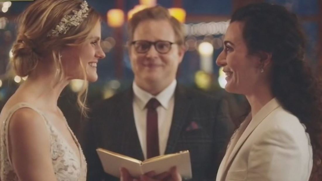 Hallmark reconoce su error y vuelve a emitir anuncios de parejas del mismo sexo Hallmark reconoce su error y vuelve a emitir anuncios de parejas del mismo sexo