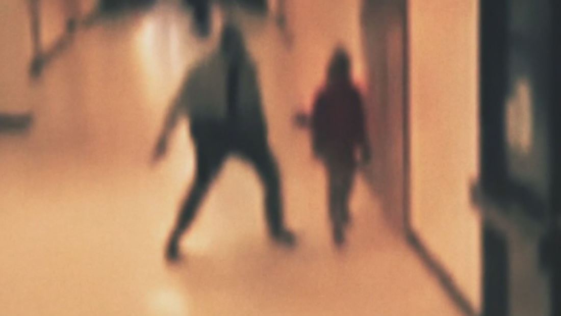 Revelan perturbadoras imágenes de policía lanzando a estudiante contra el suelo Revelan perturbadoras imágenes de policía lanzando a estudiante contra el suelo