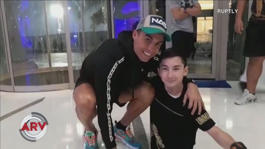 Cristiano Ronaldo juega al fútbol con un niño sin piernas Cristiano Ronaldo juega al fútbol con un niño sin piernas