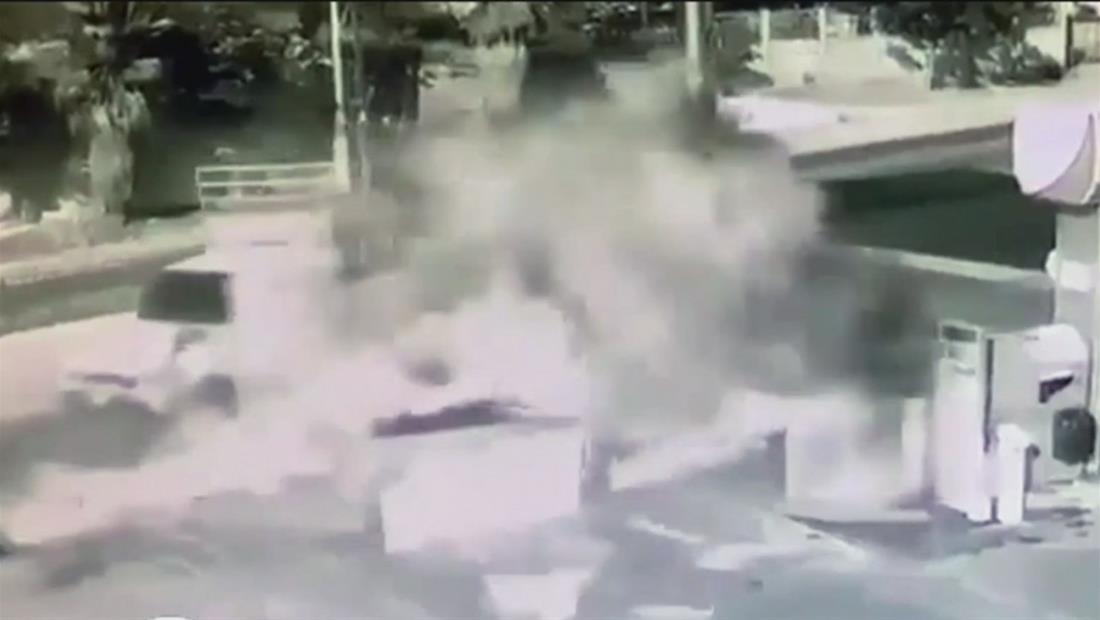 Explota un automóvil al chocar con un surtidor de gasolina en Guatemala Explota un automóvil al chocar con un surtidor de gasolina en Guatemala