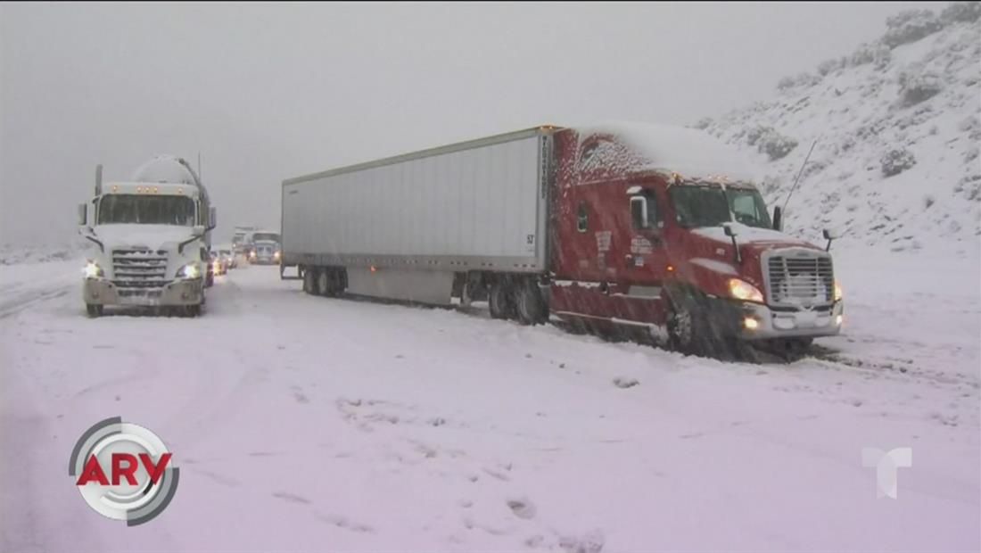 Conductores varados por tormenta de nieve en California Conductores varados por tormenta de nieve en California