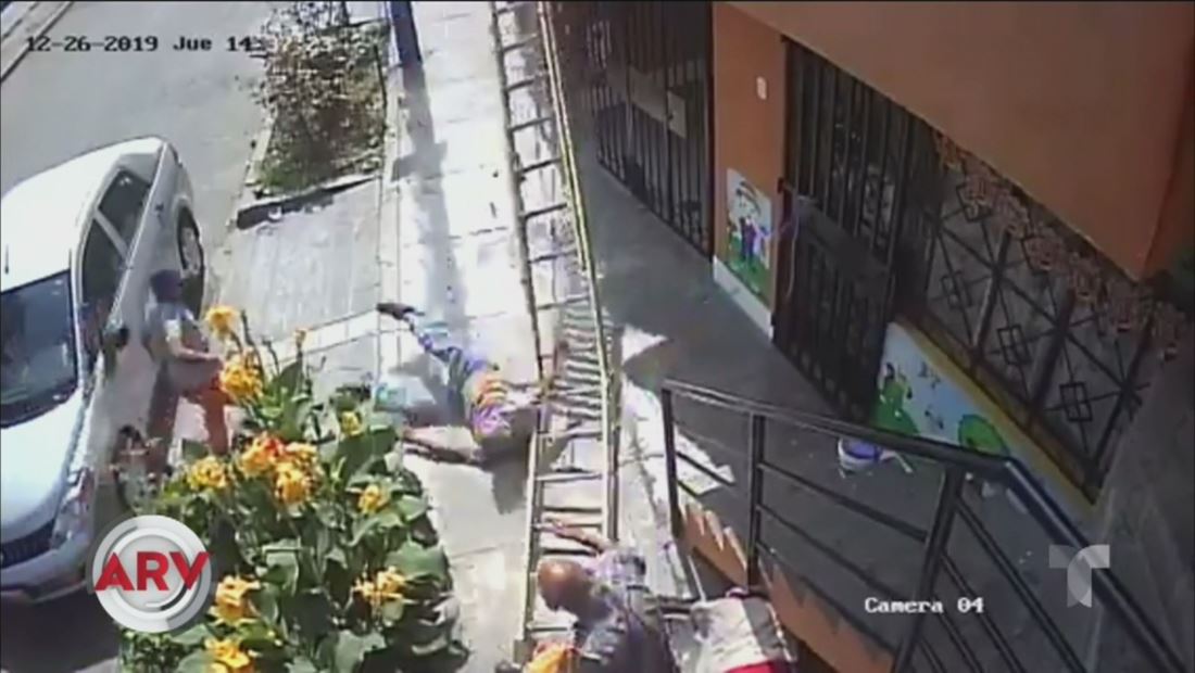 Anciano en silla de ruedas ataca a un pintor en plena calle Anciano en silla de ruedas ataca a un pintor en plena calle