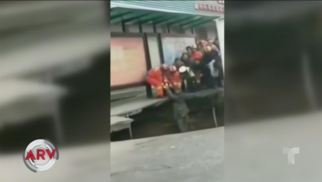 La tierra se tragó a un autobús de pasajeros en China La tierra se tragó a un autobús de pasajeros en China