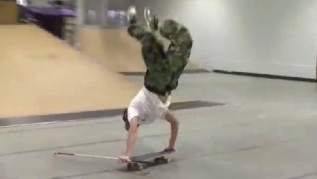 Joven ciego realiza impresionantes piruetas con su patineta Joven ciego realiza impresionantes piruetas con su patineta