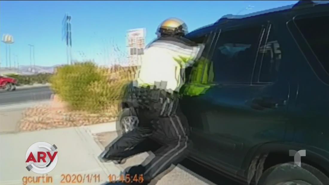 Conductor de auto robado arrastra a policía en Las Vegas Conductor de auto robado arrastra a policía en Las Vegas