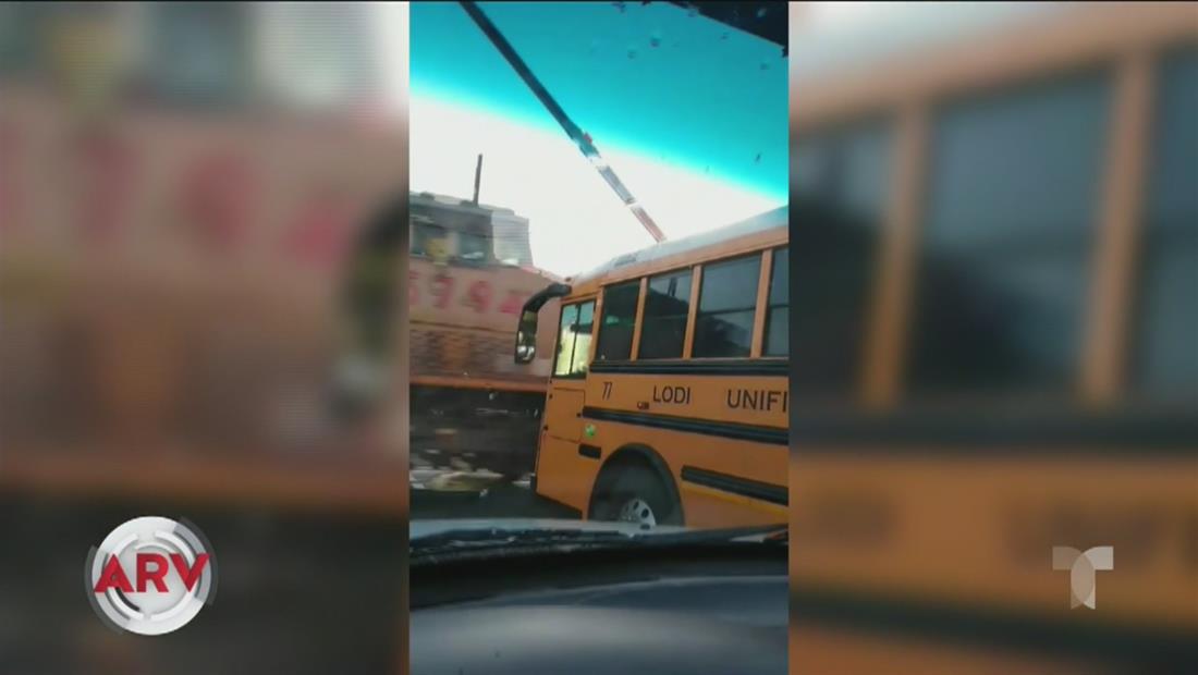 Un tren casi choca a un autobús escolar en California Un tren casi choca a un autobús escolar en California