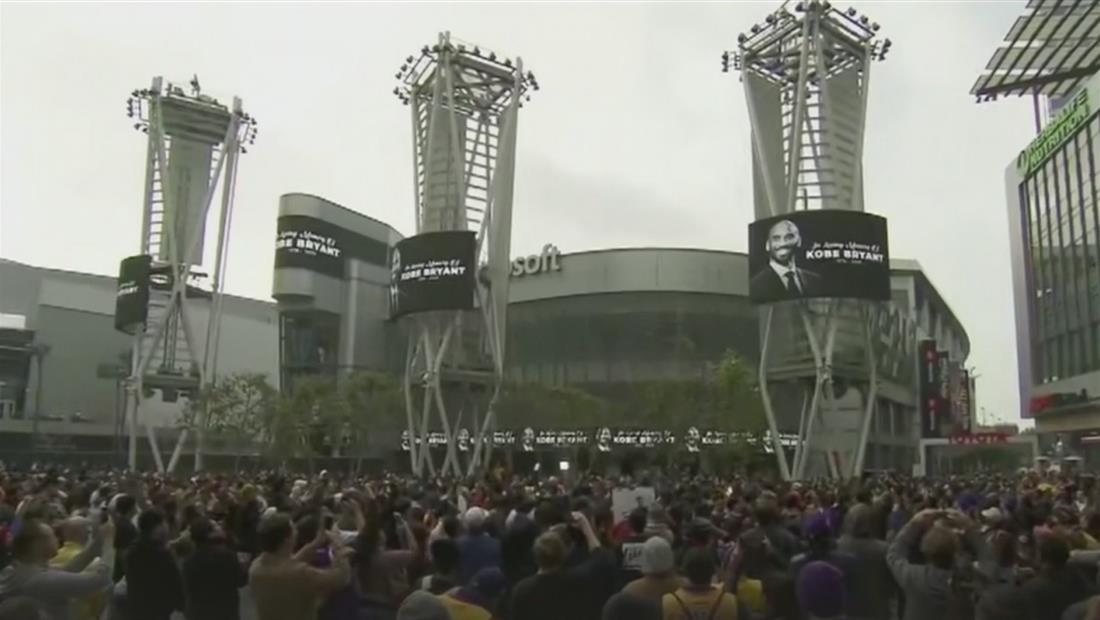 Fanáticos de Kobe Bryant continúan llegando al Staples Center para rendirle tributo a su ídolo Fanáticos de Kobe Bryant continúan llegando al Staples Center para rendirle tributo a su ídolo