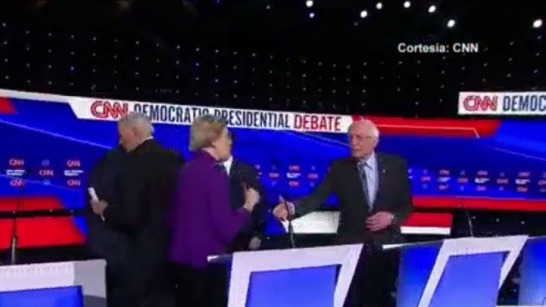 Este fue el momento en que Bernie Sanders le extiende la mano a Elizabeth Warren y lo rechaza durante debate Este fue el momento en que Bernie Sanders le extiende la mano a Elizabeth Warren y lo rechaza durante debate