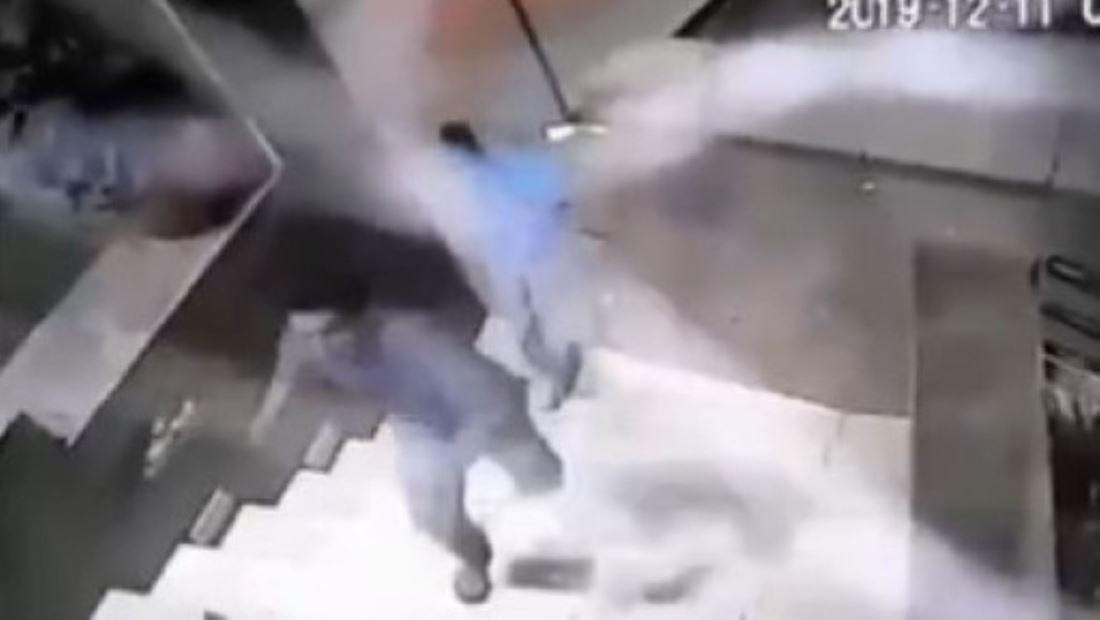 Asaltantes atacan a un hombre a cuchilladas y martillazos para luego huir Asaltantes atacan a un hombre a cuchilladas y martillazos para luego huir