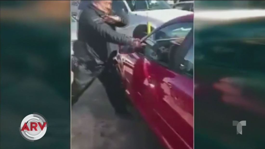 Rescatan a una niña de morir sofocada dentro de un carro Rescatan a una niña de morir sofocada dentro de un carro
