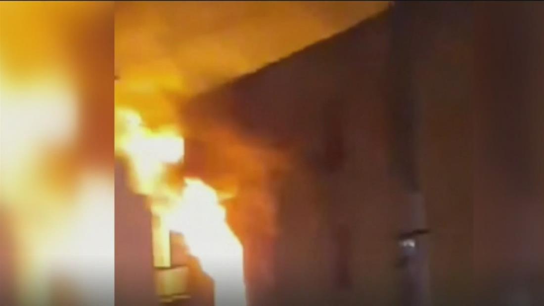 " Incendio en edificio de Chicago obligó a residentes a saltar por la ventana" " Incendio en edificio de Chicago obligó a residentes a saltar por la ventana"