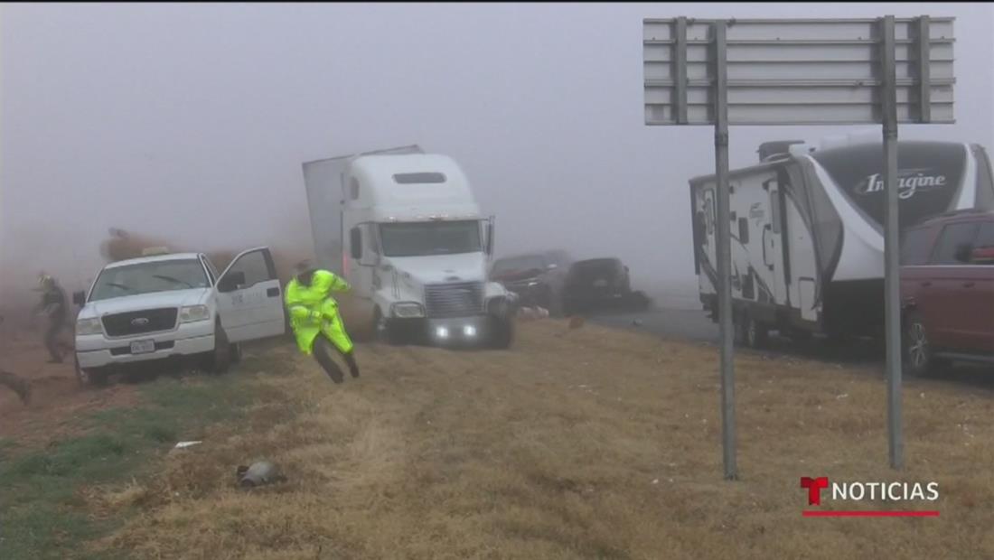El mal tiempo y la niebla provocan accidente múltiple al oeste de Texas con un traíler involucrado El mal tiempo y la niebla provocan accidente múltiple al oeste de Texas con un traíler involucrado