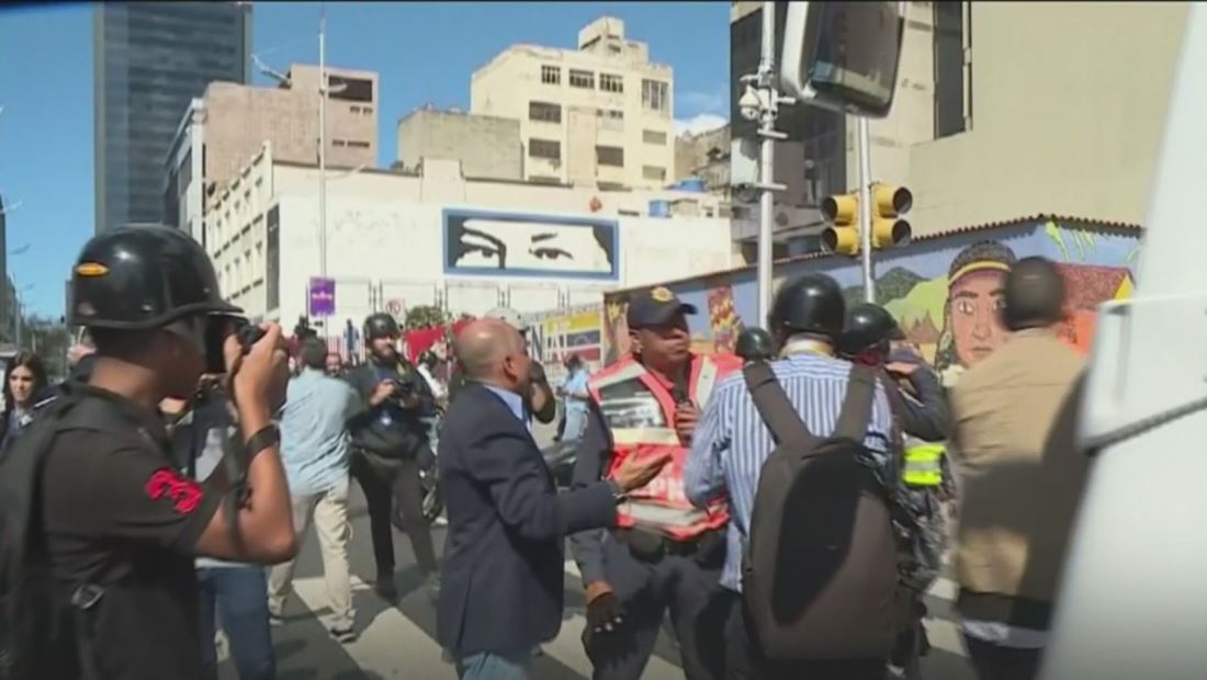 Con disparos, golpes y agresiones: así atacaron los colectivos a diputados opositores en Venezuela Con disparos, golpes y agresiones: así atacaron los colectivos a diputados opositores en Venezuela